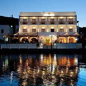 Otel Chris, Skála